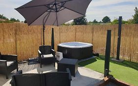 Beau logement avec terrasse, jacuzzi et terrain de pétanque privatif à 5 minutes de la plage