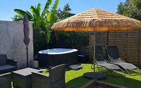 Beau logement avec terrasse, jacuzzi et terrain de pétanque privatif à 5 minutes de la plage